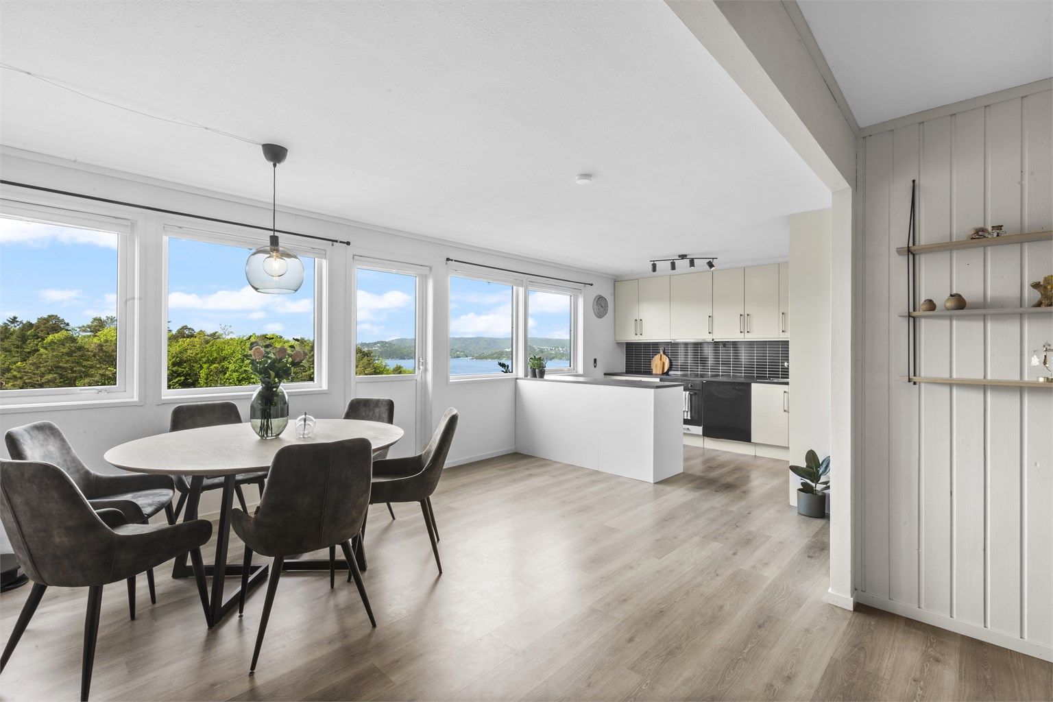 Velkommen til Kantarellstien 8B - En romslig og velholdt og oppgradert bolig med solrik beliggenhet og mange uteplasser. Garasje i rekke medfølger