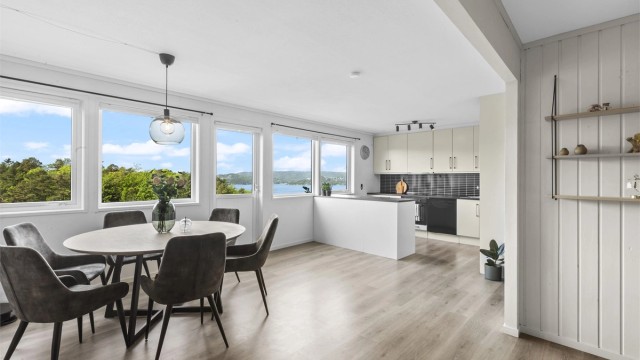 Velkommen til Kantarellstien 8B - En romslig og velholdt og oppgradert bolig med solrik beliggenhet og mange uteplasser. Garasje i rekke medfølger