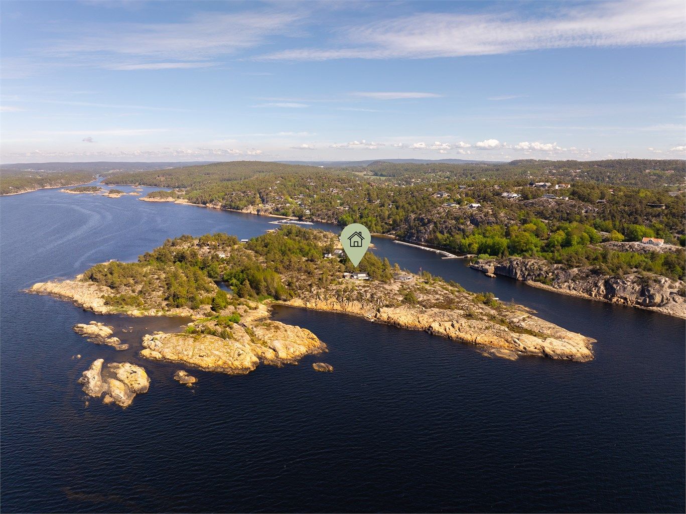 På Store Mørvikholmen er det kun et fåtall fritidseiendommer hvorav denne er spesielt attraktivt beliggende ovenfor holmens sørspiss.