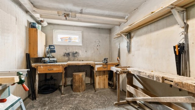Felles hobbybod i kjeller med god plass til ulike prosjekter og stativ for prepping av ski