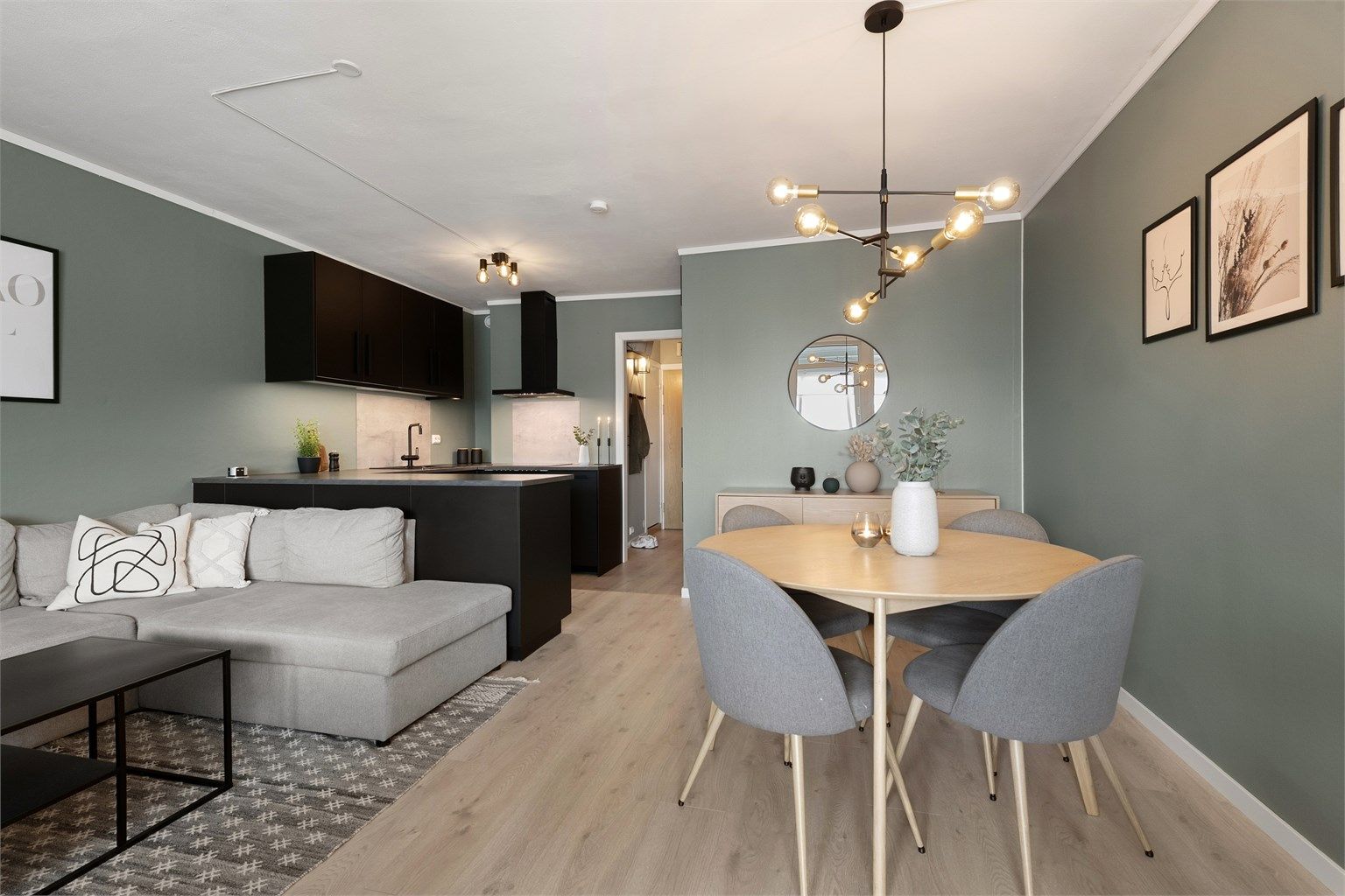 Det er god plass til spisebord på stue/kjøkken.