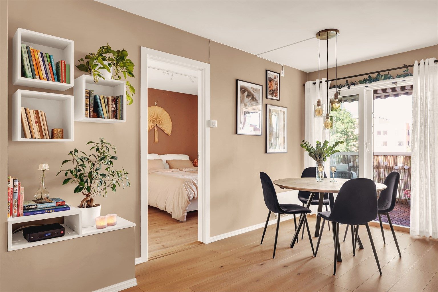  Leiligheten har gjennomgått flere oppgraderinger i nyere tid, deriblant nye gulv, malte overflater i tidsriktige farger, samt satt inn nytt kjøkken i 2019. 