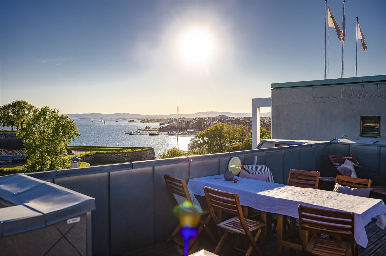 Takterassen har flere sosiale sittegrupper og kan skilte med sol hele dagen, og frem til solen går ned, ca kl. 22.30 sommerstid.