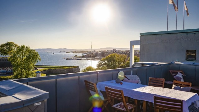 Takterassen har flere sosiale sittegrupper og kan skilte med sol hele dagen, og frem til solen går ned, ca kl. 22.30 sommerstid.