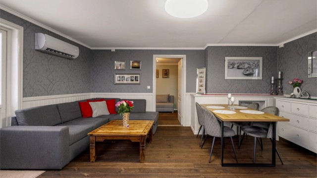 Stuen har plass til både sofahjørne og spisestueinnredning.
