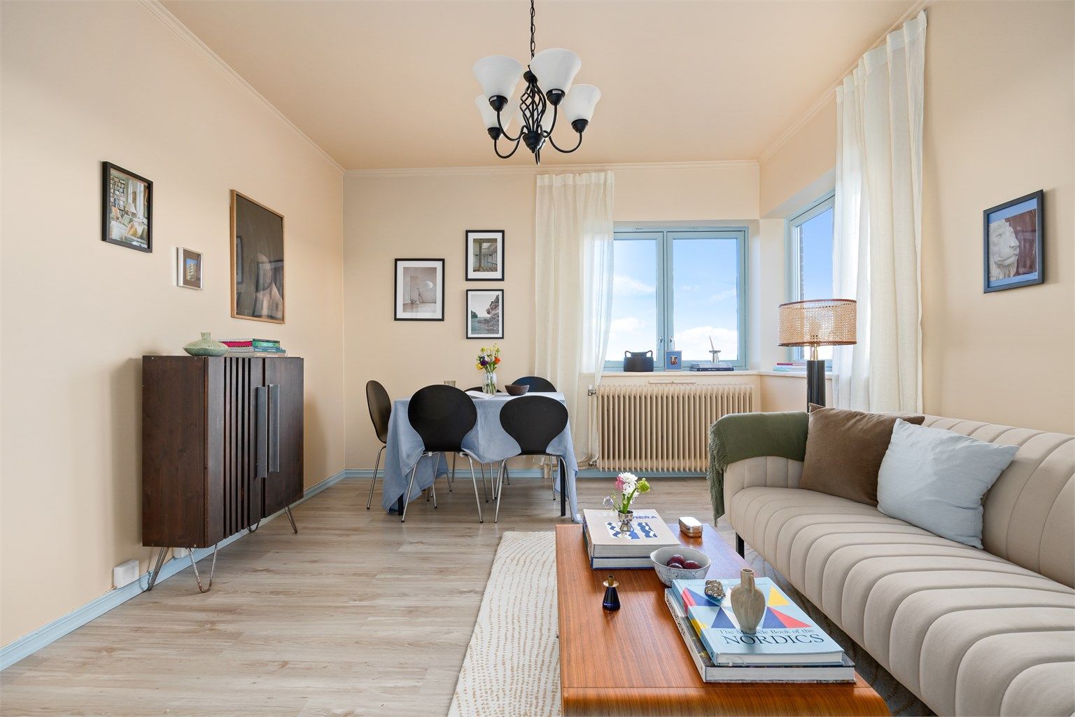 Her er det også god plass til en spisegruppe om ønskelig. Det er rikelig med lysinnslipp fra store vindusflater.