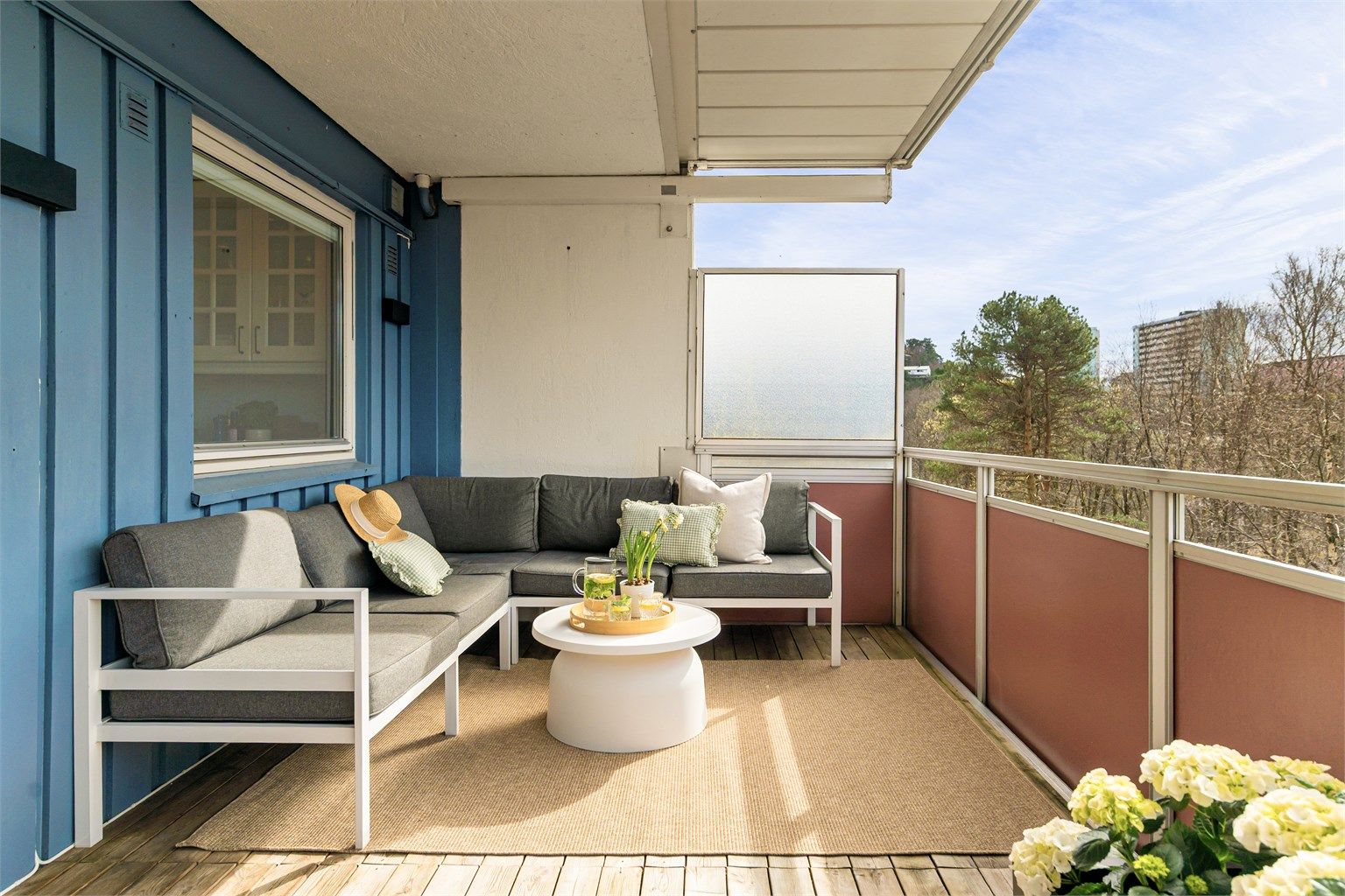 - Med overbygg sitter man i le for vind og vær og nyte sol og frisk luft -