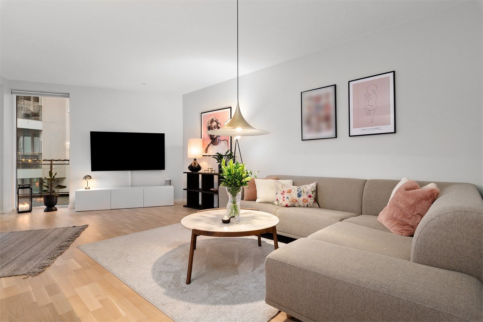 Lys og flott stue med plass til sofagruppe. Utgang til balkong fra stuen 
(Foto: Diakrit v/ Krisztian Sere)