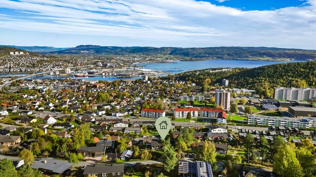 Fra eiendommen og boligen er det suveren utsikt over Drammen, fjorden og Lierdalen.
Foto: Haiman Askari.