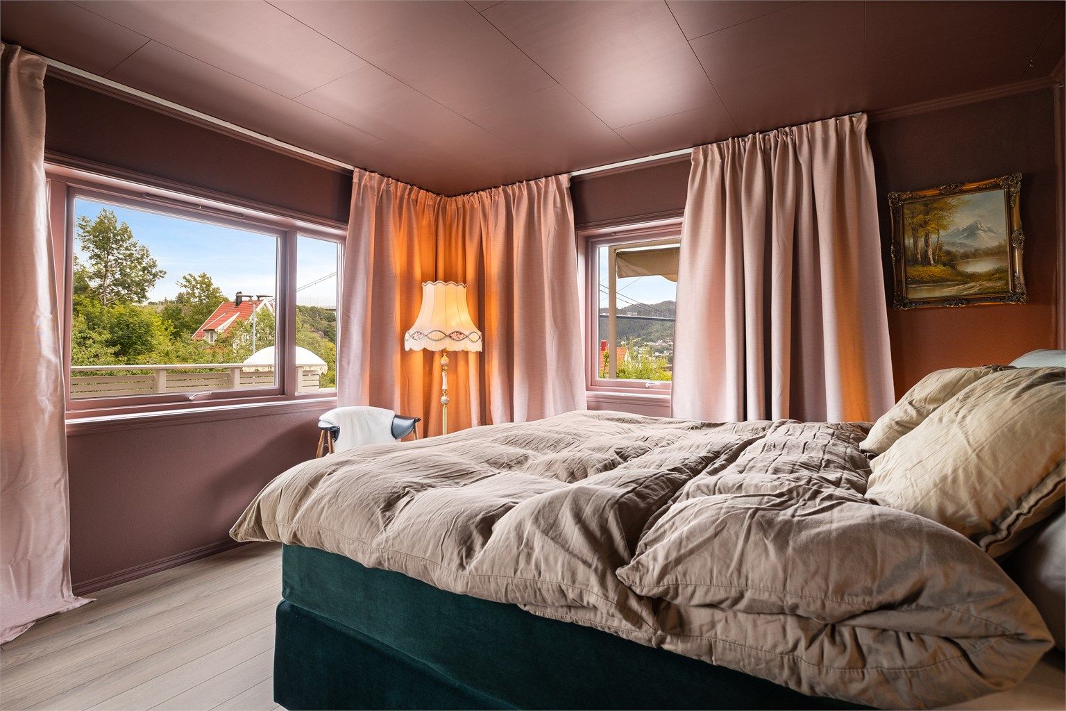 Rikelig med vindusflater er gjennomgående i boligen.
