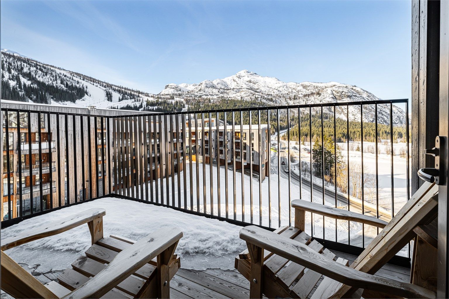 Fra stuen er det direkte utgang til en balkong på ca. 7 m², med utsikt mot fjellandskapet.