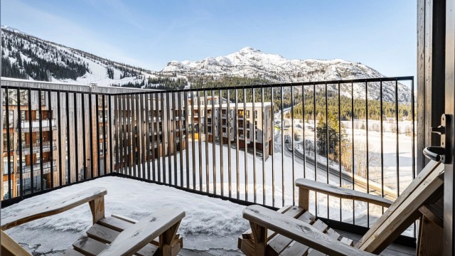 Fra stuen er det direkte utgang til en balkong på ca. 7 m², med utsikt mot fjellandskapet.