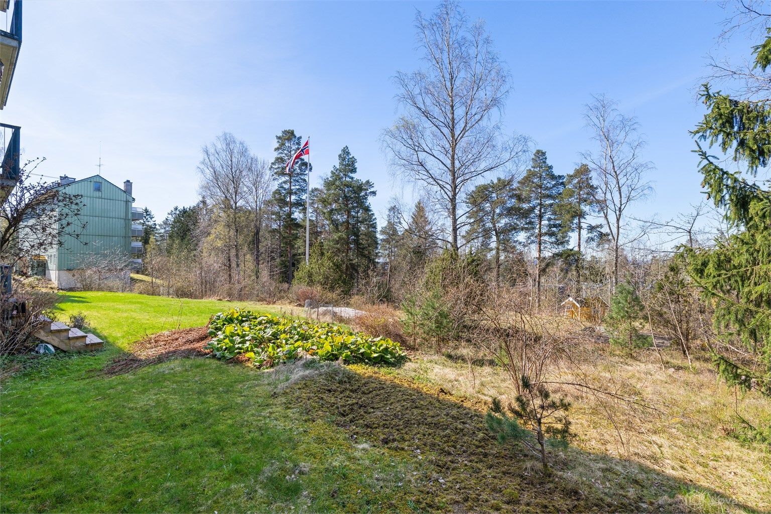 Fellesarealene er pent opparbeidet med plen og beplantning