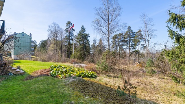 Fellesarealene er pent opparbeidet med plen og beplantning