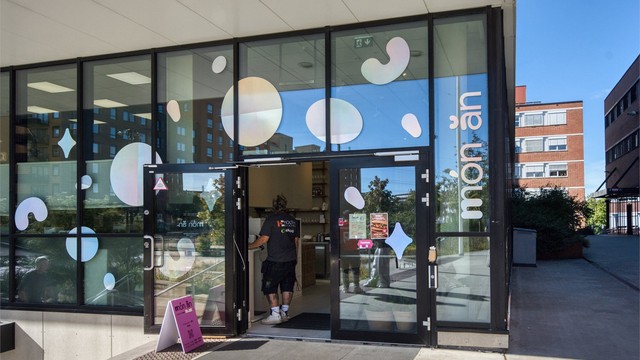 Lokale serveringssteder og kafétilbud i umiddelbar nærhet.