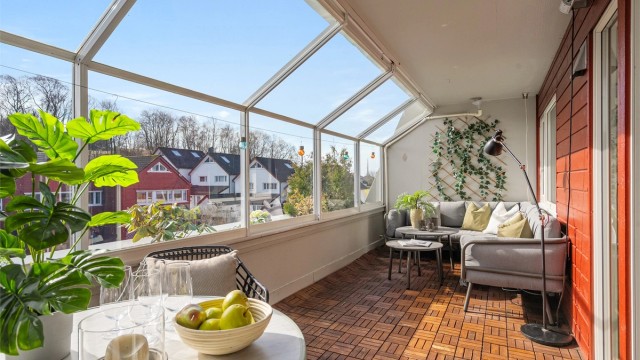 Trysil-Knuts gate 6, er en fin, gjennomgående og praktisk andelsleilighet, med nydelig og langstrakt utsikt.