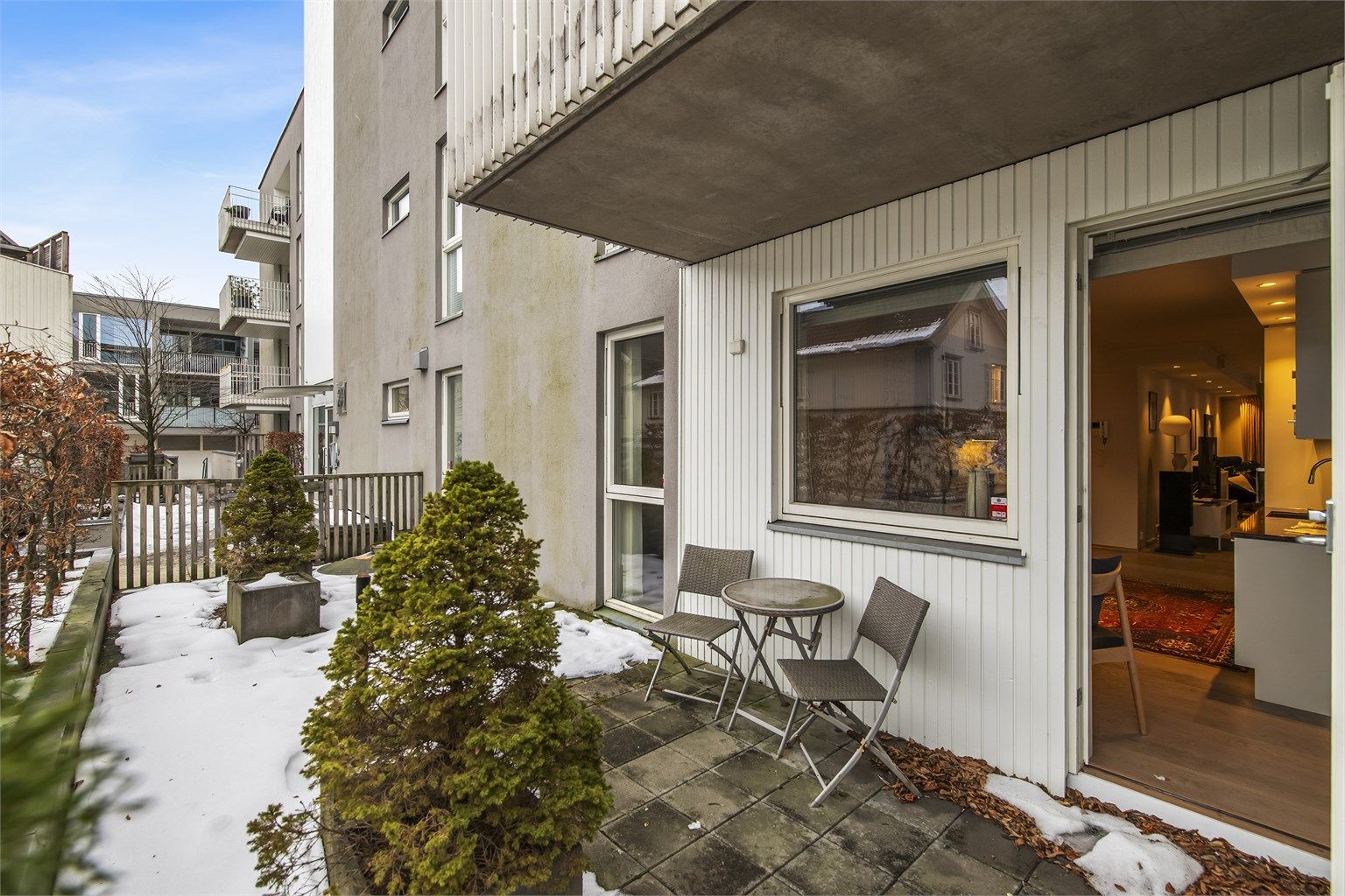 Uteplassen med utgang fra kjøkkenet rolig og fint beliggende. Perfekt for morgenkaffen!