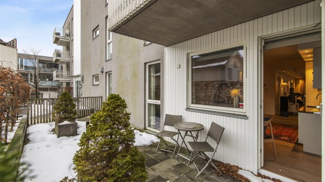 Uteplassen med utgang fra kjøkkenet rolig og fint beliggende. Perfekt for morgenkaffen!