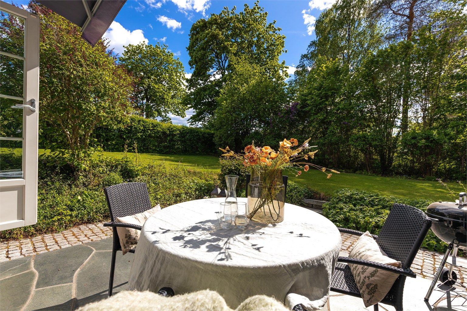 Steinlagt terrasse med god plass til utemøbler. En fantastisk plass å nyte frokost eller lunsj. Skjermet og solrik.