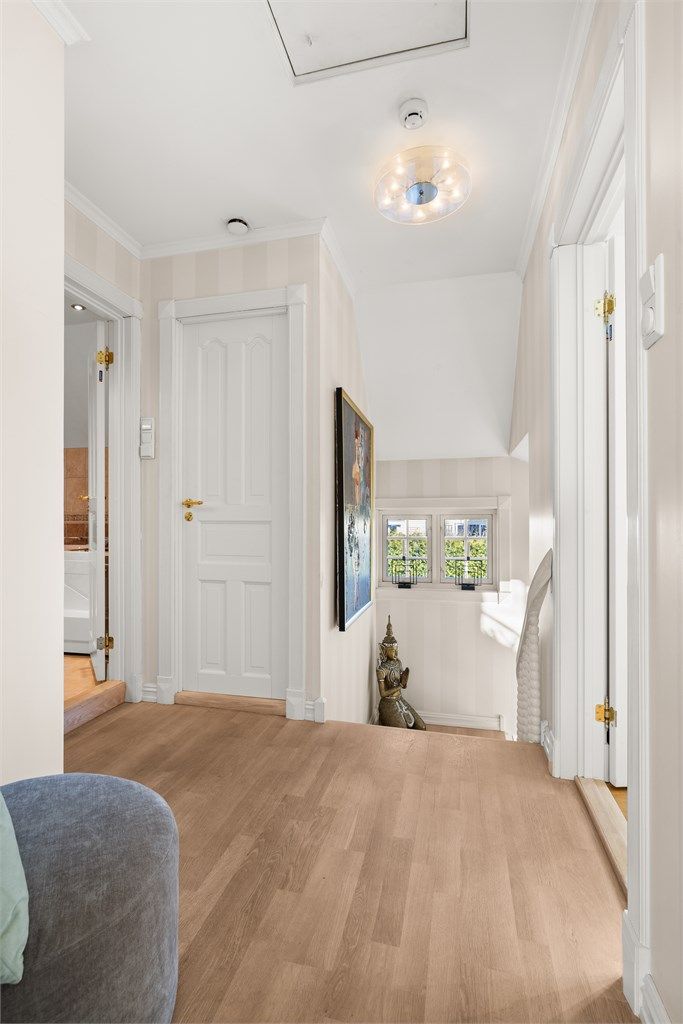 Trappegang i 2. etasje med loftsluke til stort kaldtloft. Loftet har et gulvareal på 45 kvm med god lagringsplass