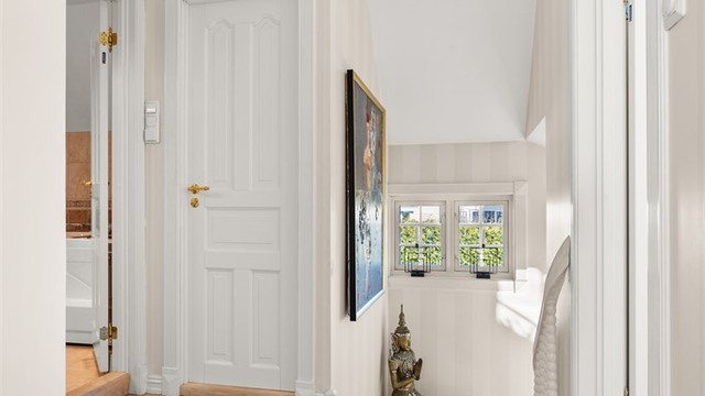 Trappegang i 2. etasje med loftsluke til stort kaldtloft. Loftet har et gulvareal på 45 kvm med god lagringsplass