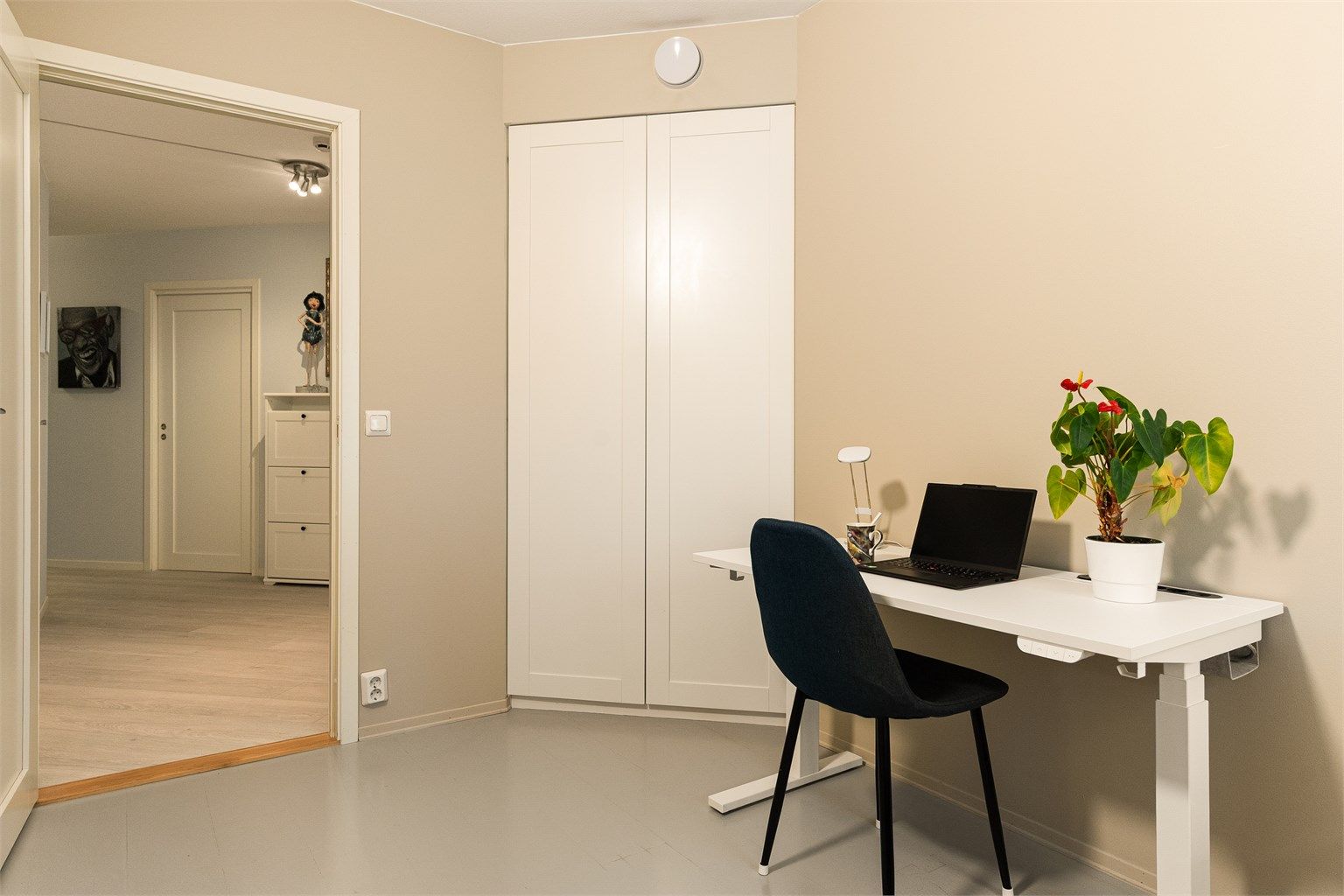 - Soverommet har integrert garderobe -