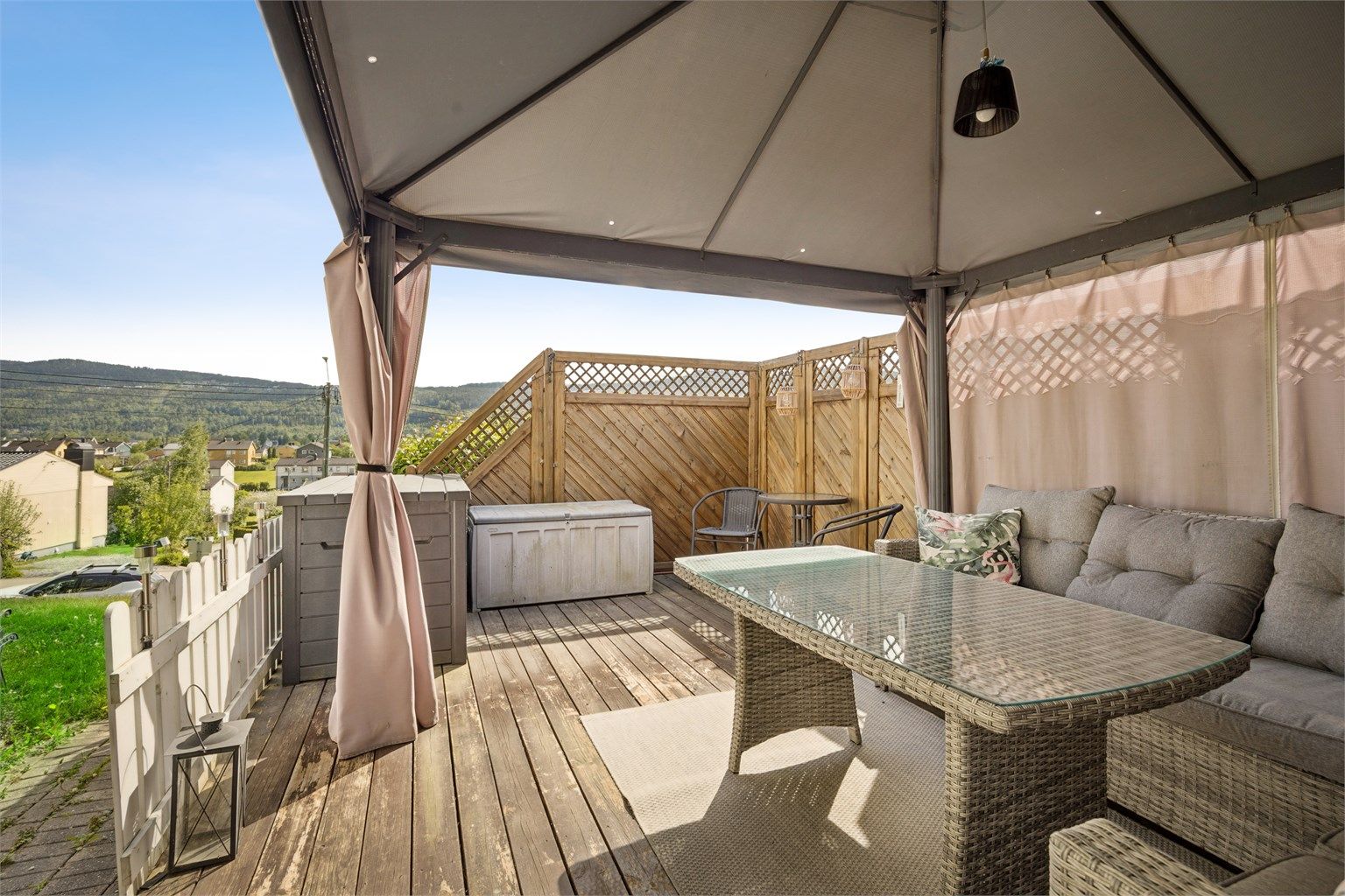 Boligen har to flotte terrasser med meget gode solforhold på dag- og ettermiddag