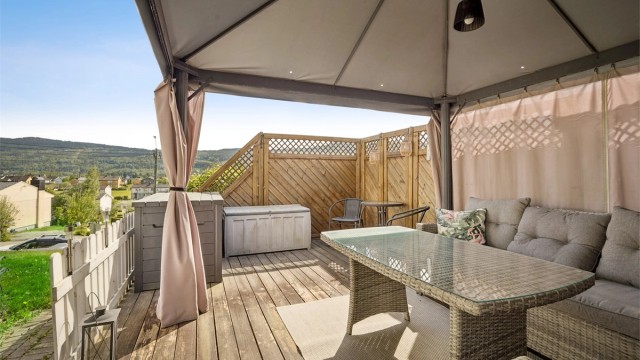 Boligen har to flotte terrasser med meget gode solforhold på dag- og ettermiddag