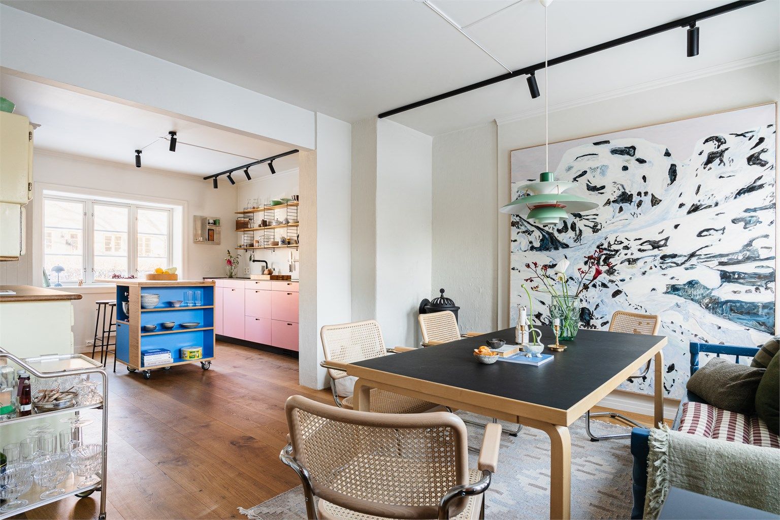 Dette er et påkostet townhouse i populære Lille Tøyen Hageby med private uteplasser og en unik atmosfære. 