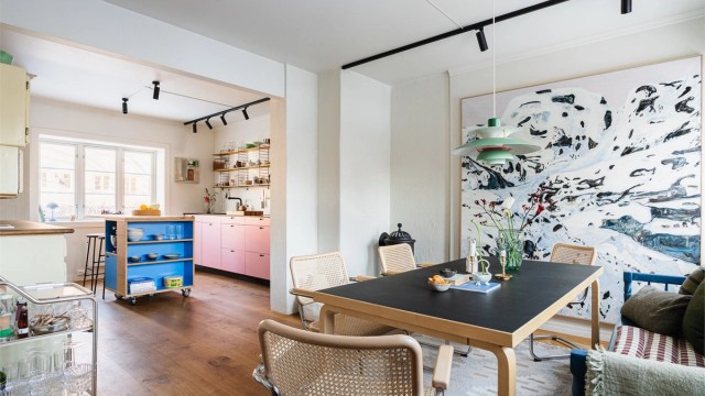 Dette er et påkostet townhouse i populære Lille Tøyen Hageby med private uteplasser og en unik atmosfære.