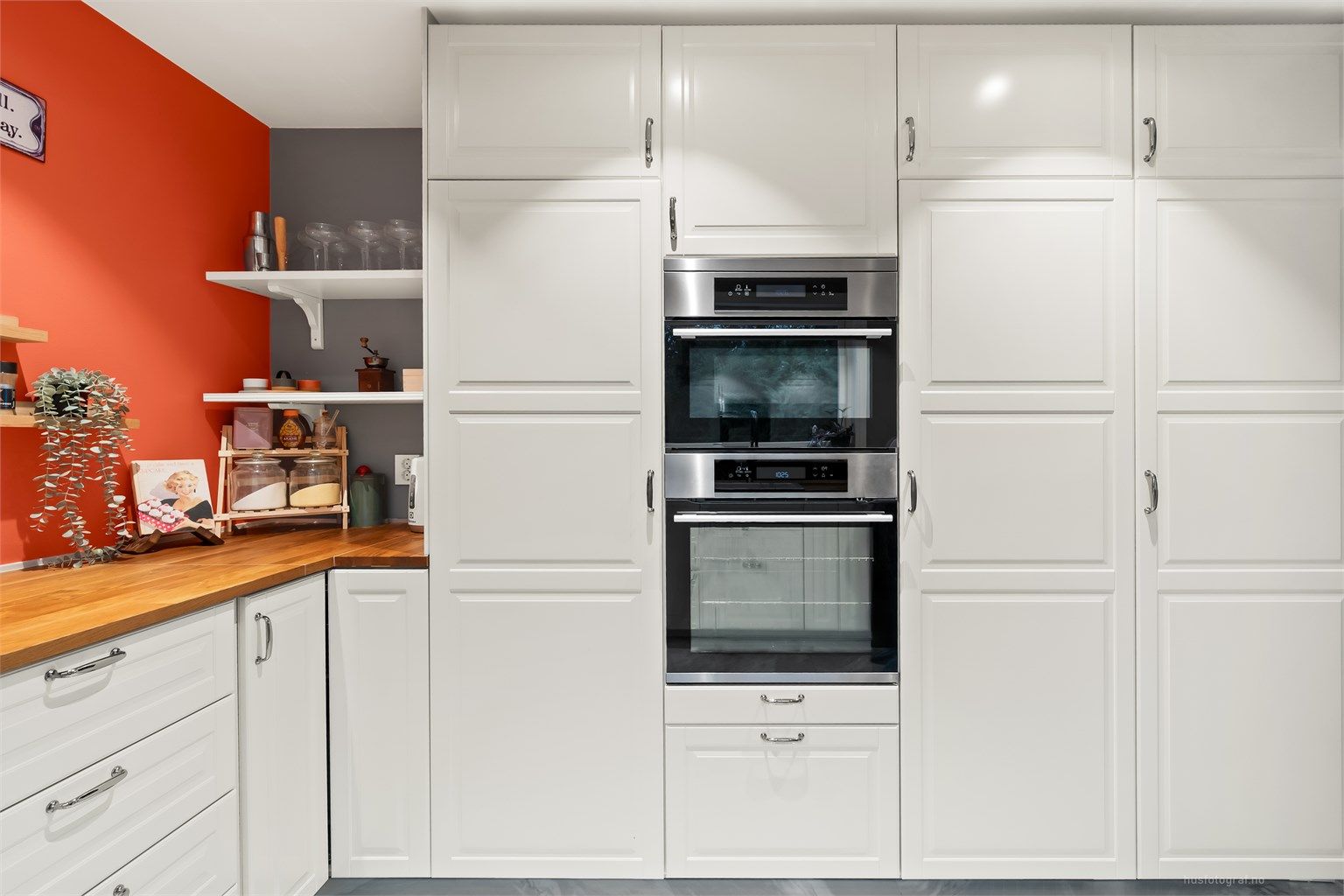 Høyskap med integrert stekeovn og mikrobølgeovn i komfortabel arbeidshøyde.