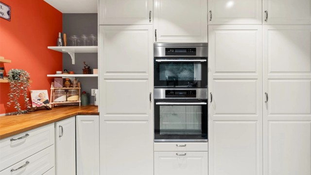 Høyskap med integrert stekeovn og mikrobølgeovn i komfortabel arbeidshøyde.