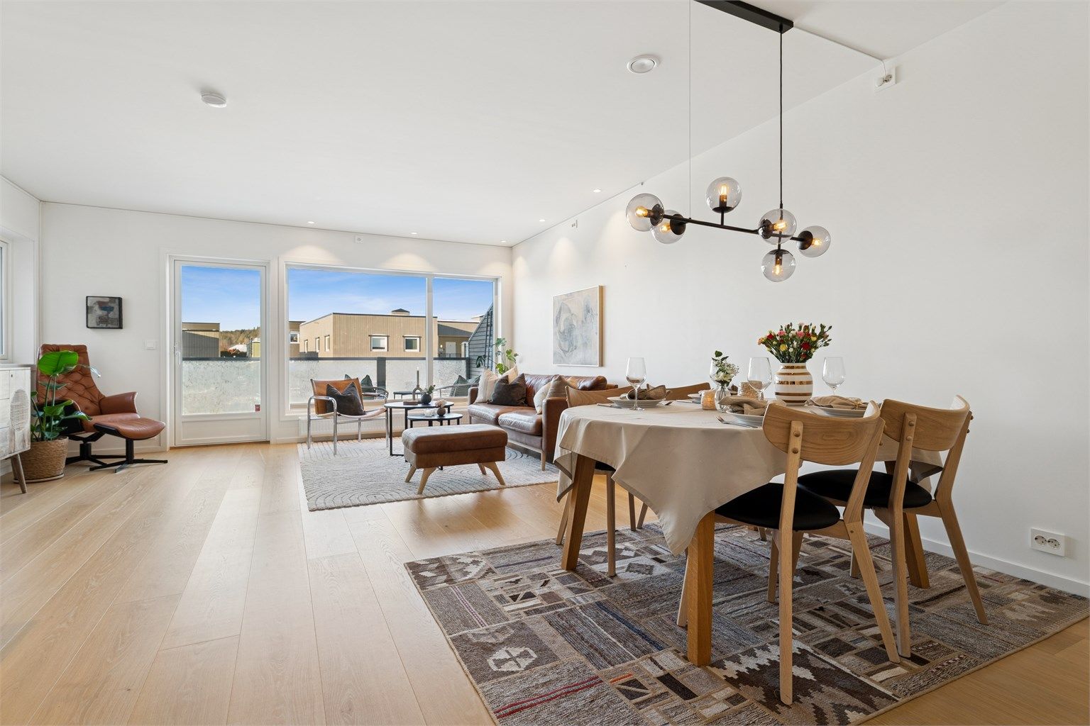 Stue i 2. etasje med gode lysforhold og plass til flere møbleringssoner. 