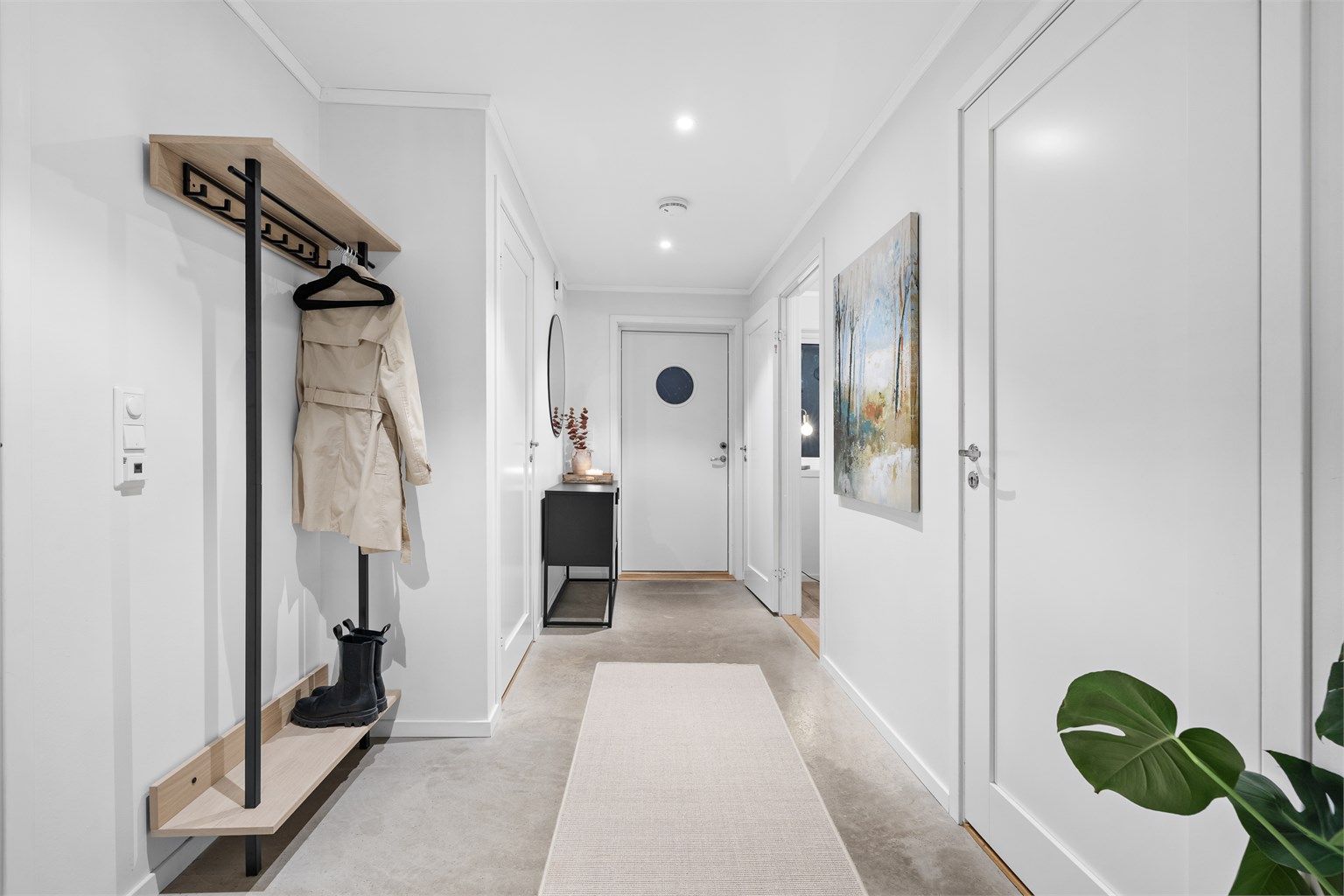Entré med flytsparklet gulv, gulvvarme og innfelte downlights i himling.