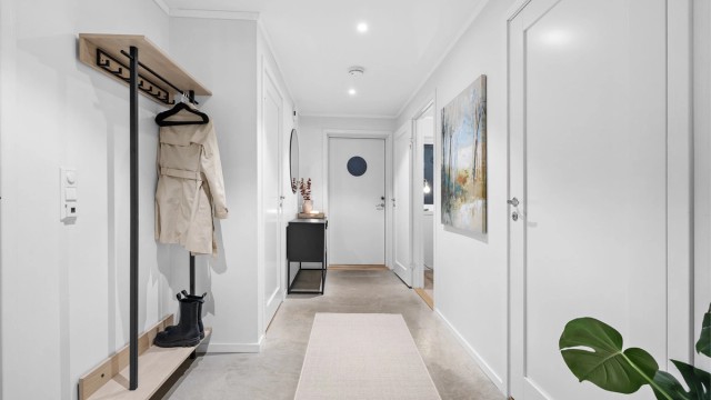 Entré med flytsparklet gulv, gulvvarme og innfelte downlights i himling.