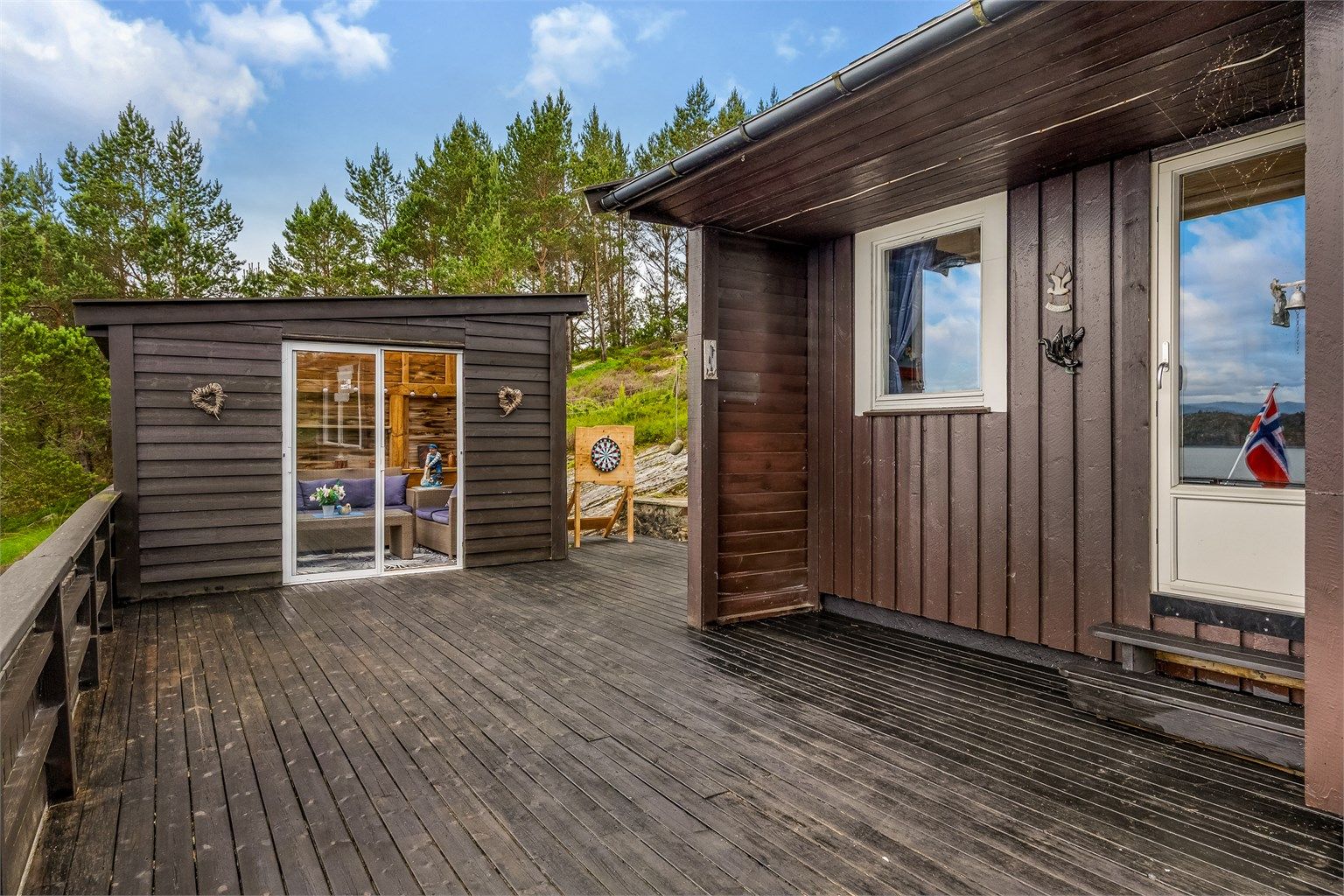 Terrassen binder sammen hytta og utestuen, og skaper et stort, helhetlig uteområde.