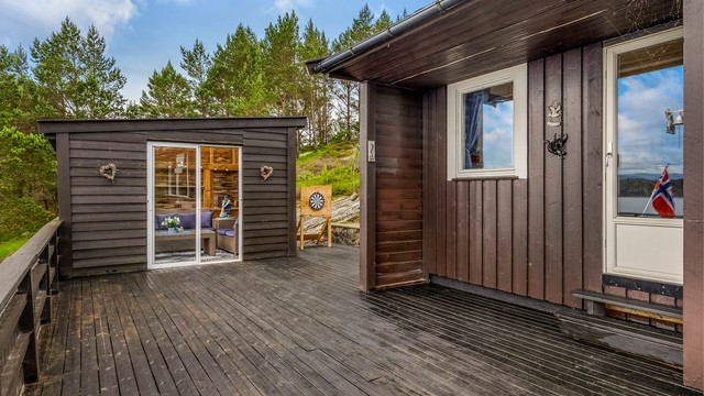 Terrassen binder sammen hytta og utestuen, og skaper et stort, helhetlig uteområde.