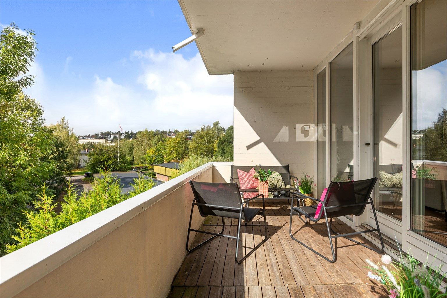 Balkongen er overbygd så her kan du sitte ute selv om det regner 