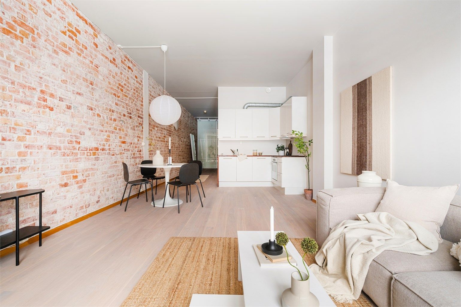 Det er god plass til stort spisebord i tilknytning til kjøkkensonen.