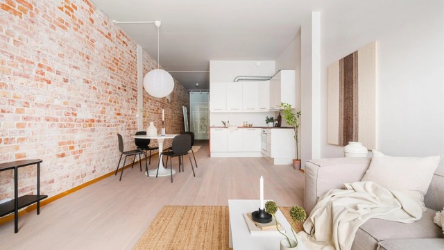 Det er god plass til stort spisebord i tilknytning til kjøkkensonen.