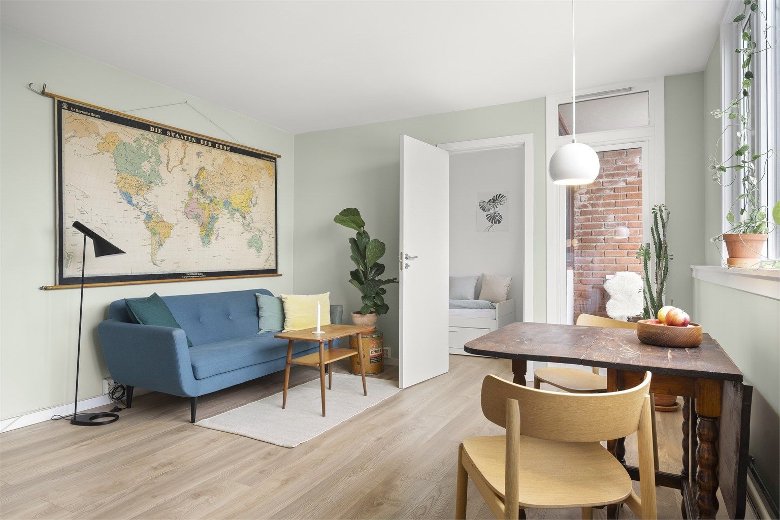 Fra stuen er det utgang til boligens herlige balkong.