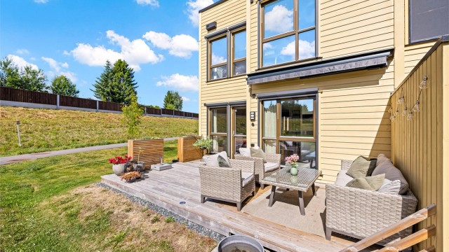 Uteområdet er pent opparbeidet med plen og en terrasse med impregnerte terrassebord.