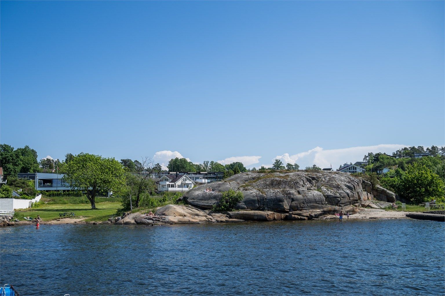 Nærområdet har flere flotte badeplasser for varme sommerdager.