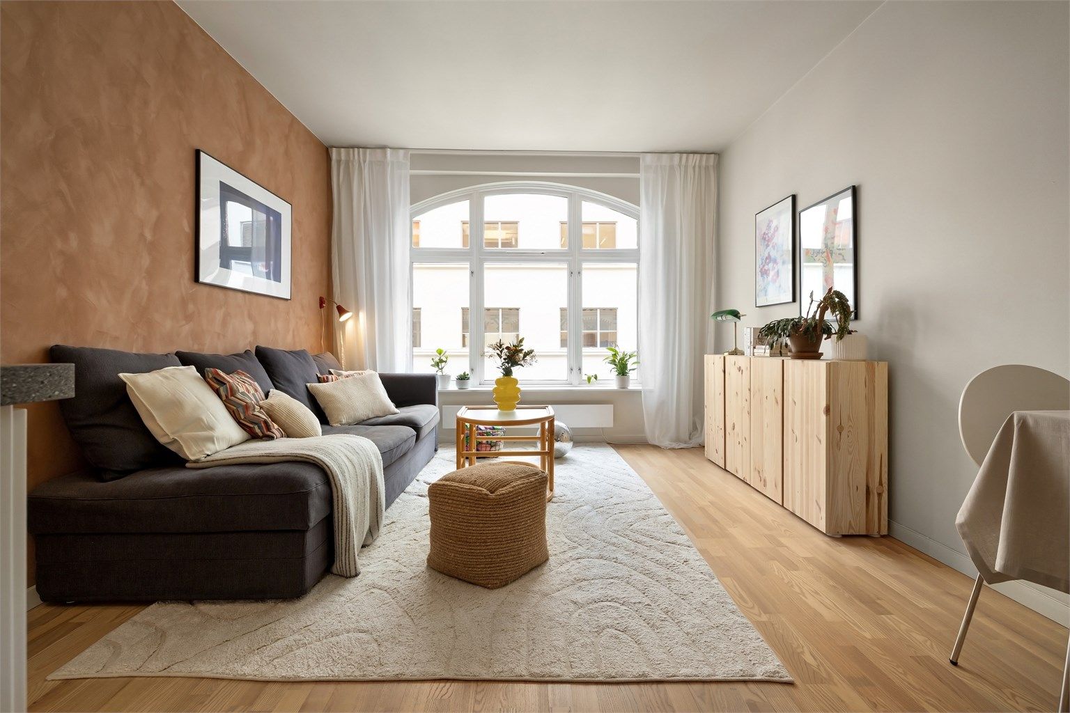 Leiligheten har store vinduer, et industrielt utrykk og en luftig planløsning som gir boligen en god atmosfære