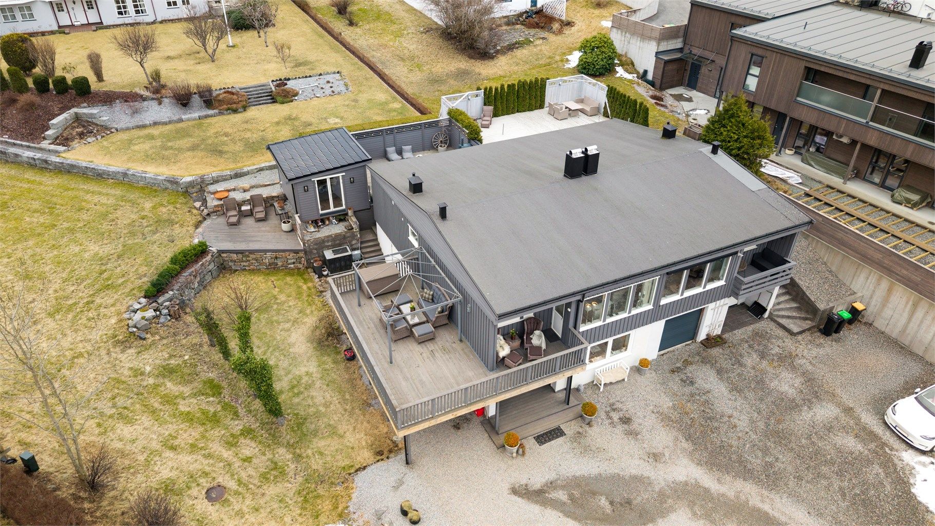 Boligen har to store terrasser og fullisolert hagestue 