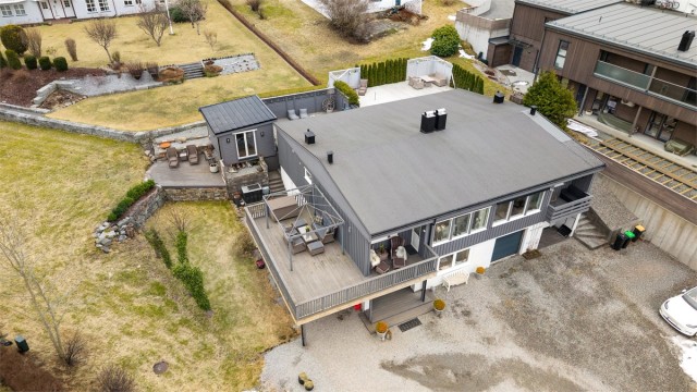 Boligen har to store terrasser og fullisolert hagestue