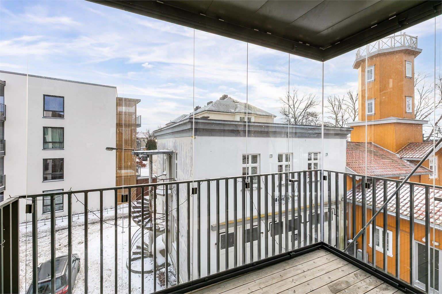 Med glassene trukket frem blir balkongen nærmest et ekstra rom. Her kan du sitte ute selv om været ikke er på sitt aller beste.