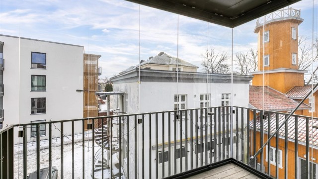 Med glassene trukket frem blir balkongen nærmest et ekstra rom. Her kan du sitte ute selv om været ikke er på sitt aller beste.