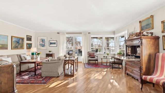 Stuen er romslig med parkett på gulvet og store vindusflater som gir rikelig med dagslys