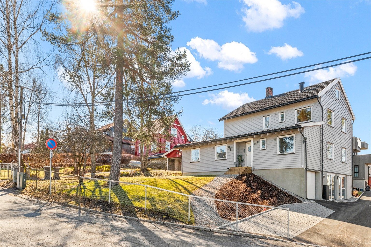 Boligen har en barnevennlig og trafikkskjermet beliggenhet innerst i en blindvei, med umiddelbar nærhet til barnehager, Munkerud skole, buss og nærbutikk. Det er også kort vei til bl.a. servicetilbud på Sæter, trikkeholdeplass og fritidstilbud